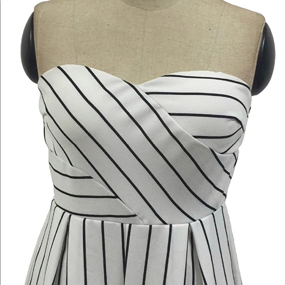 NWT- white and black striped wide leg jumpsuit. - Picture 6 of 6